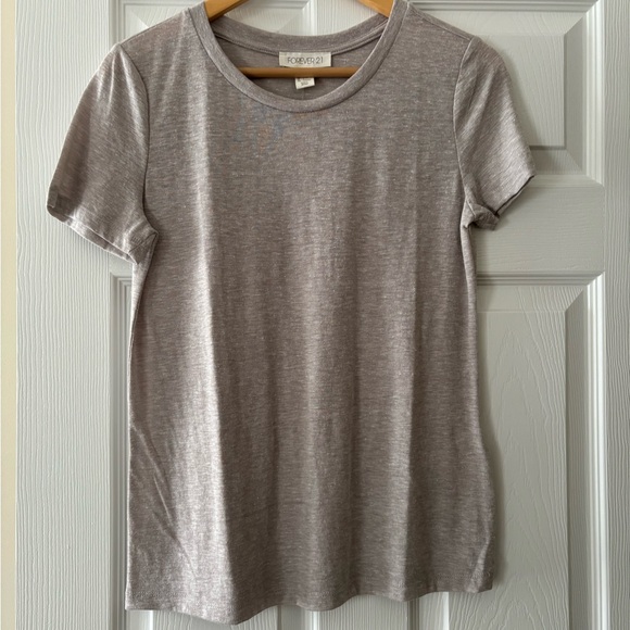 Forever 21 Short Sleeve T-shirt - Picture 2 of 4
